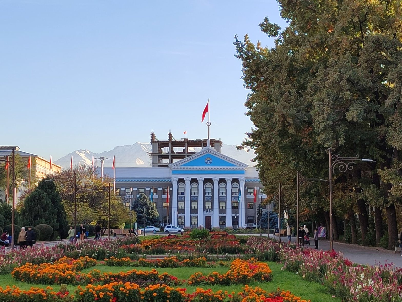 Стройка-позади-мэрии-Бишкека,-перекрывающая-вид-на-горы,-законна-—-«Бишкекглавархитектура»