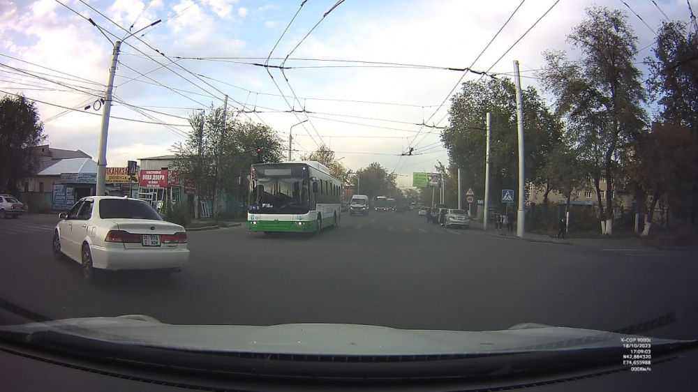 Новая-партия-автобусов-прибыла-в-Бишкек-с-небольшим-приключением.-Видео