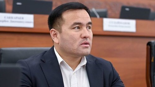 Депутат-поинтересовался-у-министра-транспорта-Текебаева,-знает-ли-он-размер-внутреннего-долга