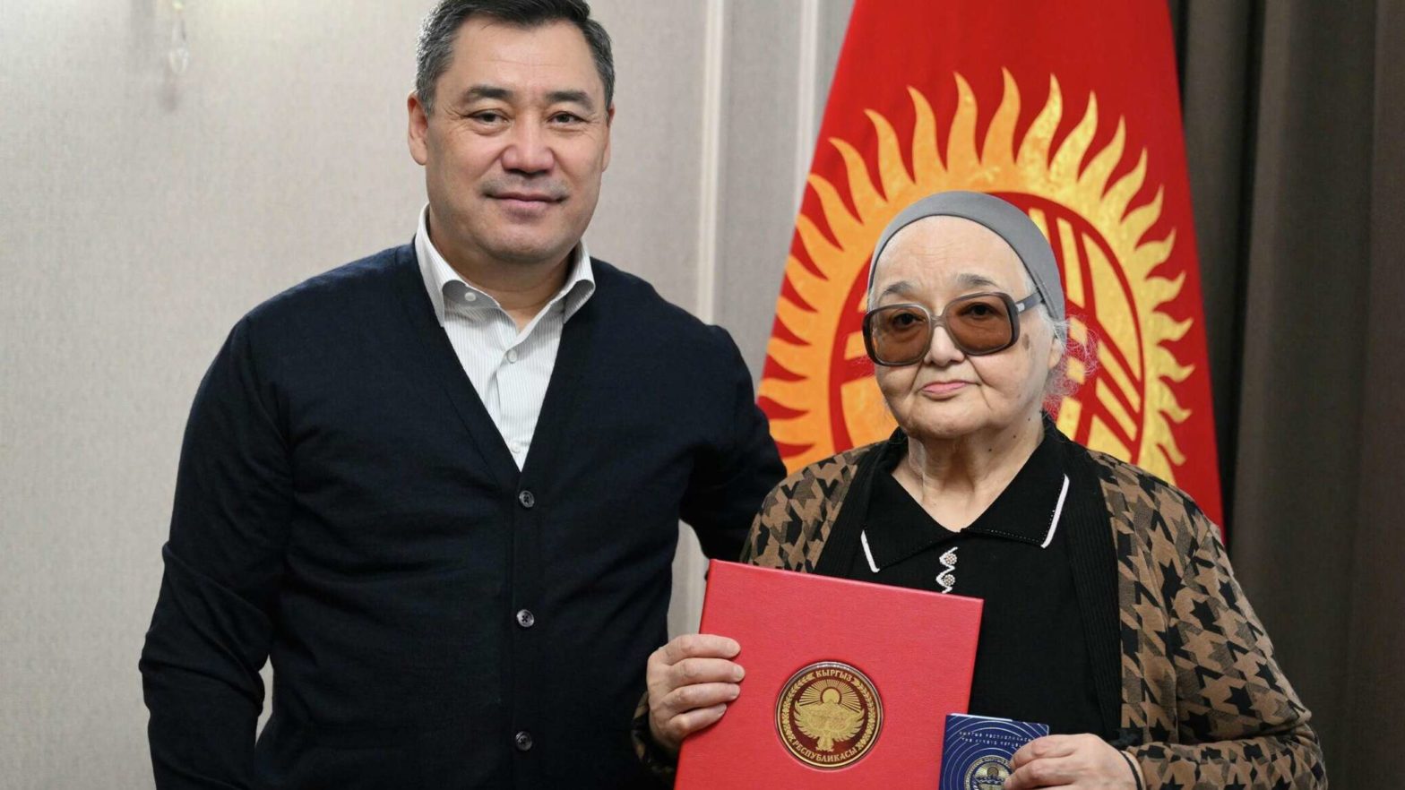 Президент-вручил-дочери-Исхака-Раззакова-паспорт-КР-и-подарил-квартиру-в-Бишкеке