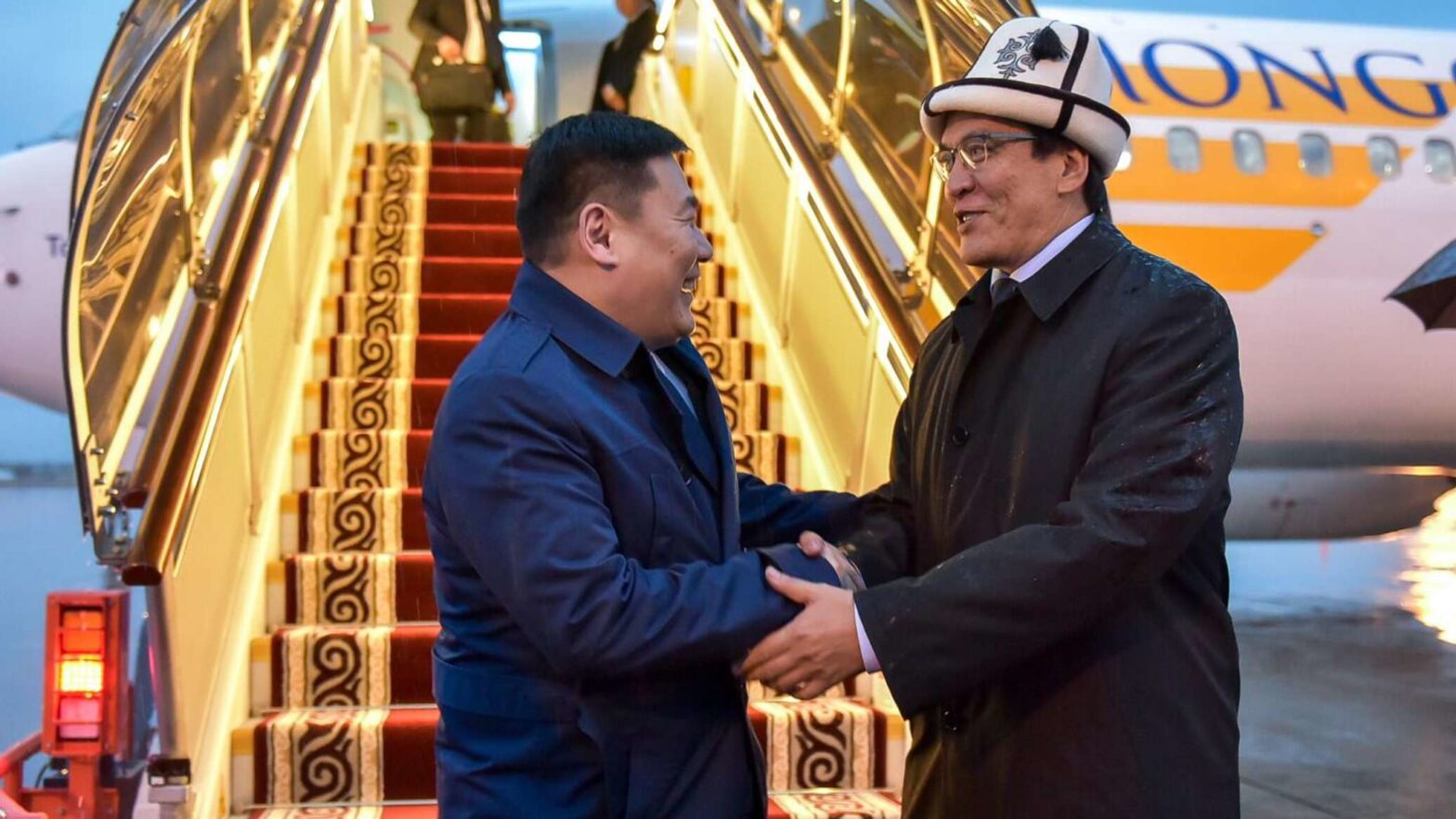 В-Кыргызстан-с-рабочим-визитом-прибыл-премьер-министр-Монголии